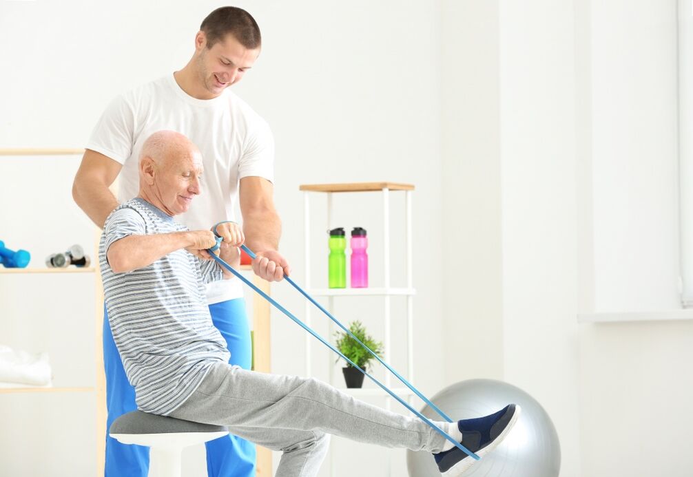 Thérapie de la coxarthrose chez un homme âgé utilisant la thérapie par l'exercice
