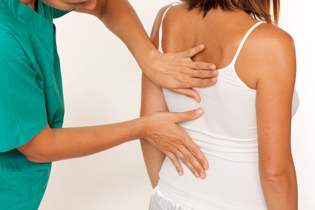 le médecin examine le dos à la recherche de douleurs au niveau des omoplates