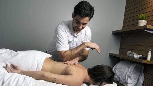 massage pour la douleur dans les omoplates
