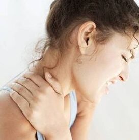 L'ostéochondose cervicale entraîne un pincement des nerfs sur le cou